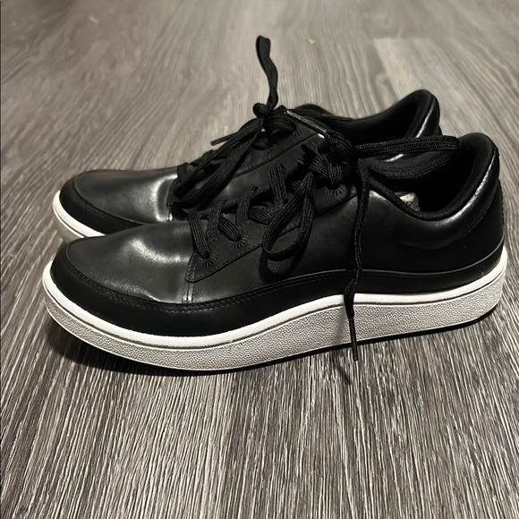 Allbirds Black and White Sneakers Sleek Design - Picture 3 of 7